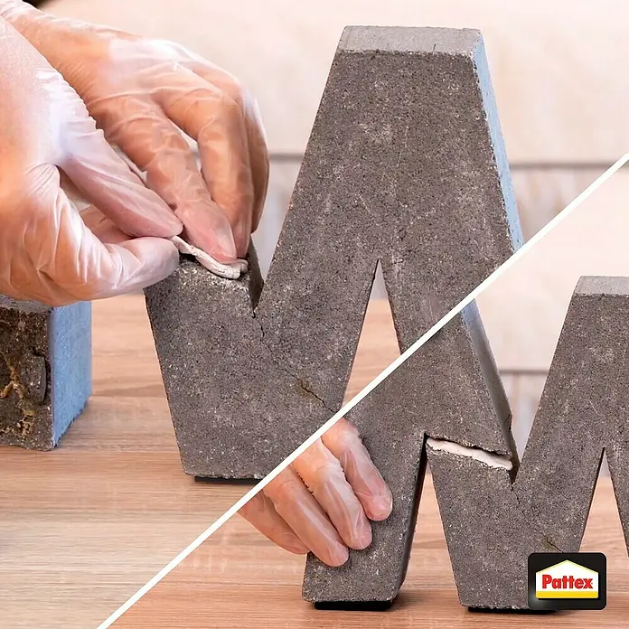 Pattex Kontaktkleber Repair Express - 5 g - Das Bild zeigt die Anwendung von Pattex Reparaturknete zum Ausbessern eines Betonbuchstabens, wobei die Knete in einen Riss gefüllt wird.
