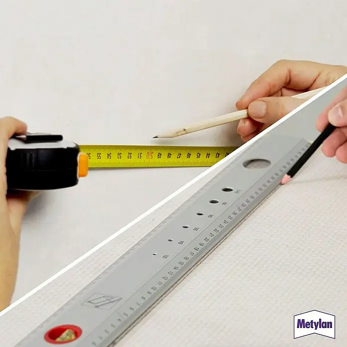 Metylan Tapetenkleister Renoviervlies & Glasfaser - 500 g - Das Bild zeigt ein Bandmaß und ein Lineal, beides Messwerkzeuge, die für genaue Messungen und Markierungen verwendet werden.