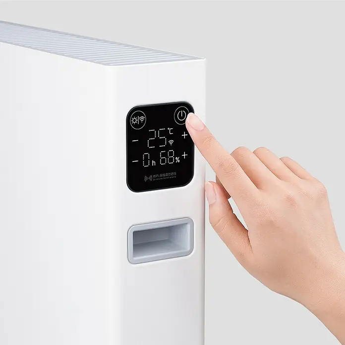 Xiaomi Convector Smartmi 1S - 2.200 W, 20,2 x 69,4 x 44,8 cm - Primer plano de un humidificador blanco con pantalla digital donde una mano toca el botón de encendido.