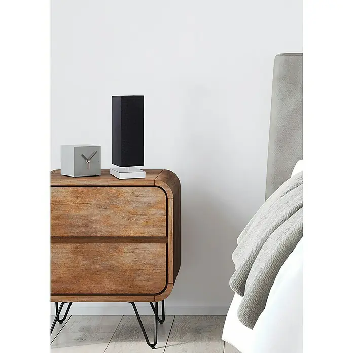 Trio Lighting Lámpara de sobremesa decorativa Touch - 60 W, L x An x Al: 12 x 12 x 35,5 cm, Gris/Negro, E14 - Primer plano de una mesita de noche con un reloj cuadrado y una lámpara negra delgada, que muestra una decoración de dormitorio elegante.