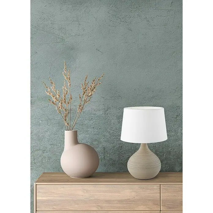 Trio Lighting Lámpara de sobremesa Martin - 40 W, L x An x Al: 20 x 20 x 29 cm, Cappuccino, E14 - Decoración de mesa con una lámpara elegante con pantalla blanca, un jarrón con flores secas y una cómoda de madera clara.