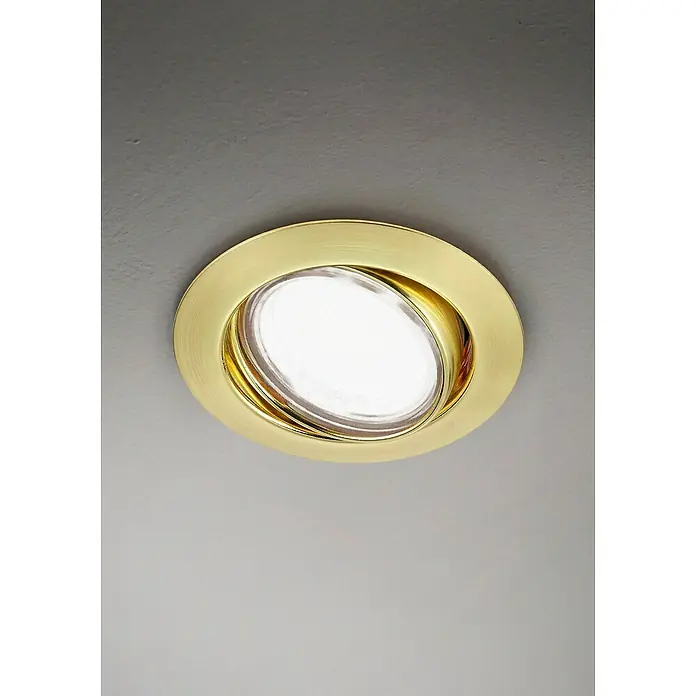 Trio Lighting Foco empotrable Jura - 15 W, GU10, Bronce, Diámetro: 8,3 cm - Primer plano de una lámpara de techo con marco dorado, que emite una luz brillante y cálida.