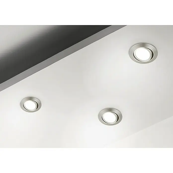 Trio Lighting Foco LED empotrable Rila - 5 W, Color de luz: Blanco cálido, Diámetro: 8,2 cm, Níquel mate - Primer plano de tres luces LED empotradas en el techo con borde plateado, instaladas en un techo blanco, que emiten una luz blanca brillante.
