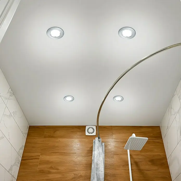 Trio Lighting Foco LED empotrable Zagros - 5,5 W, Color de luz: Blanco cálido, Diámetro: 8,5 cm, Níquel mate - La imagen muestra una ducha moderna con luces de techo, una barra de ducha y una elegante pared de madera.