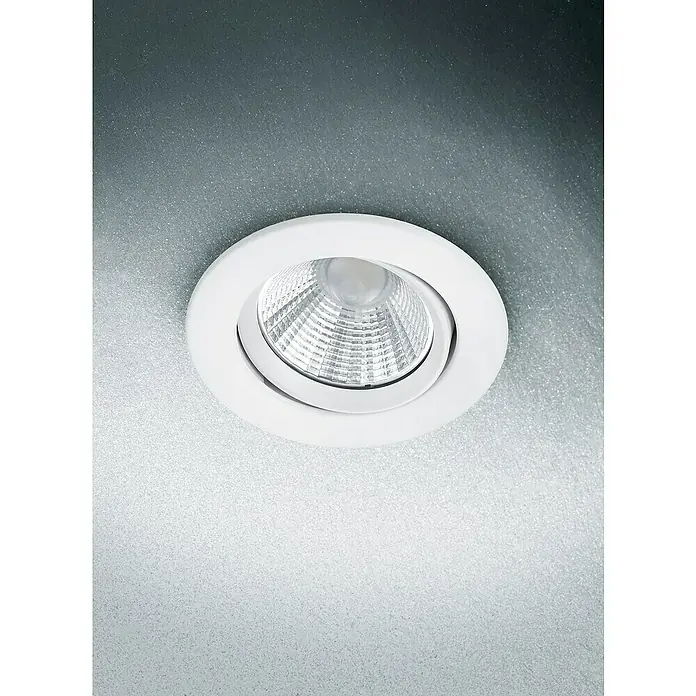 Trio Lighting Foco LED empotrable Pamir - 5,5 W, Color de luz: Blanco cálido, Diámetro: 8,5 cm, Blanco - Primer plano de una moderna lámpara LED de techo blanca, que muestra su iluminación brillante y enfocada.