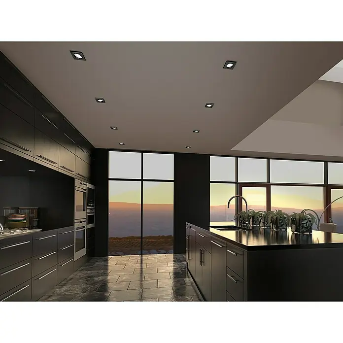 Trio Lighting Foco LED empotrable Pamir cuadrado - 5,5 W, Color de luz: Blanco cálido, Negro - Elegante cocina con modernos armarios negros, isla de cocina y grandes ventanales con impresionantes vistas al atardecer.