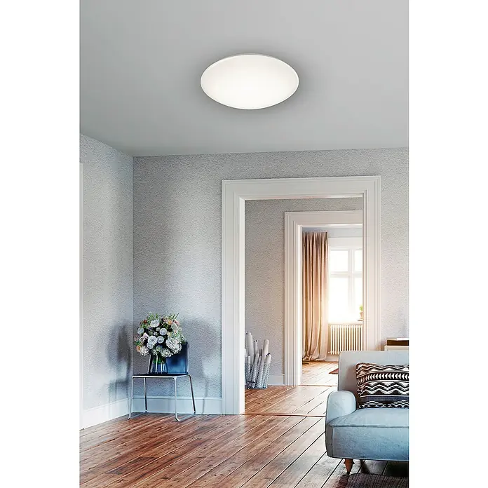 Trio Lighting Plafón LED redondo Lukida - 18 W, Ø x Al: 380 mm x 10 cm, Blanco, Blanco cálido - Una moderna lámpara de techo redonda en una habitación luminosa, que proporciona una iluminación suave y difusa y crea un ambiente agradable.