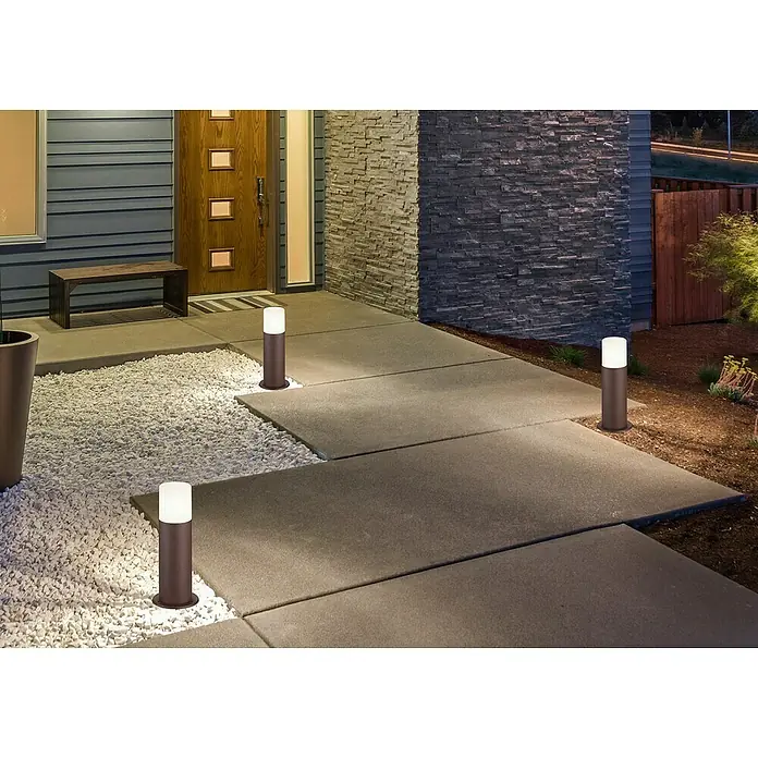 Trio Lighting Lámpara de pie para exterior Hoosic - 28 W, Color del marco: Marrón, Sin bombillas - Imagen de iluminación exterior. El diseño moderno de las luces enfatiza la entrada y crea un ambiente agradable.