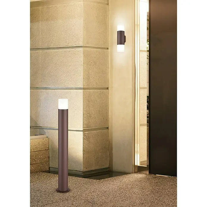 Lámpara de pie para exterior Hoosic - 28 W, Color del marco: Marrón, Sin bombillas, Altura: 80 cm - Toma exterior que muestra iluminación moderna: una baliza y un aplique iluminan con estilo el área de entrada.