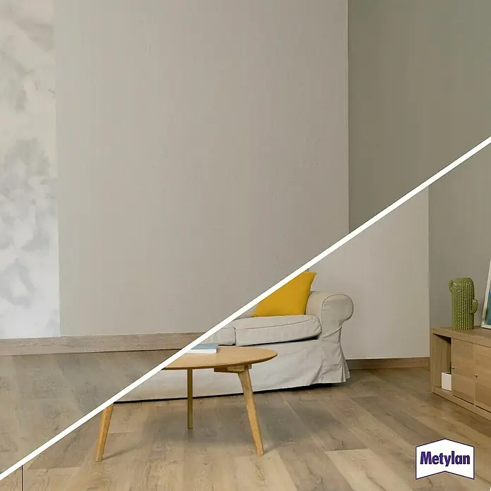 Metylan Tapetenkleister Raufaser - 360 g - Wohnzimmer mit zwei verschiedenen Wandfarben, geteilt durch eine diagonale Linie.