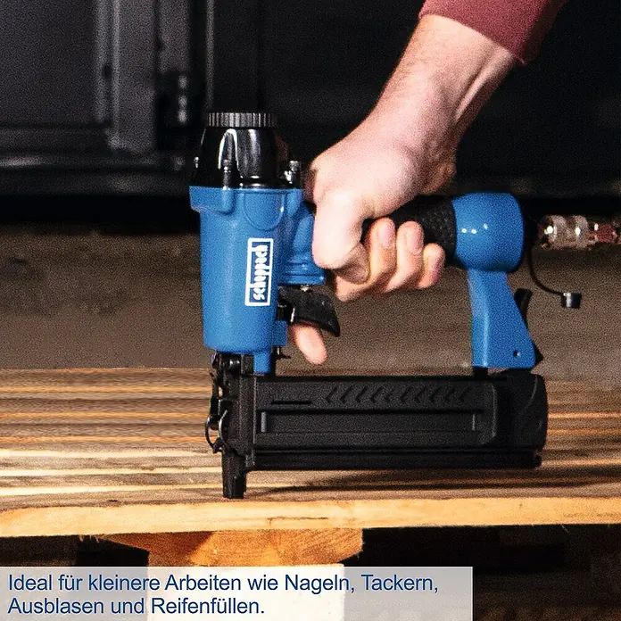 Scheppach Kompressor HC30o - Max. Druck: 8 bar, 24 l - Nahaufnahme eines Scheppach Druckluftnaglers in Aktion auf einer Holzpalette, ideal für kleinere Arbeiten.