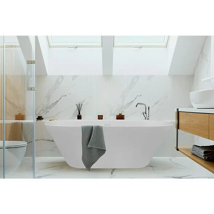 Ottofond Freistehende Badewanne Eko - L x B: 150 x 75 cm, Sanitäracryl, Weiß - Elegantes Badezimmer mit freistehender Badewanne, Marmorfliesen und Dachfenstern, die für ein helles und luxuriöses Ambiente sorgen.