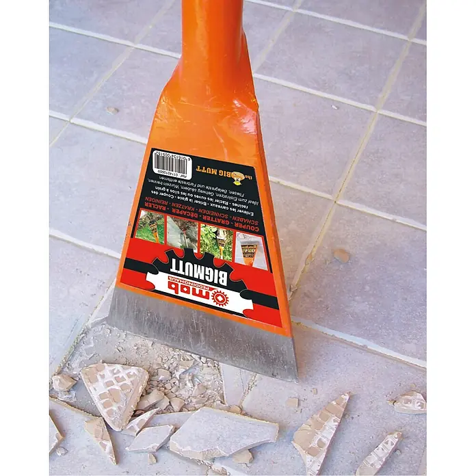 Peddinghaus Bauschaber Big Mutt - Länge: 1.550 mm, Blattbreite: 175 mm - Nahaufnahme eines orangefarbenen BIGMUTT-Schabers, der zum Entfernen von Fliesen verwendet wird, mit Fliesenbruchstücken auf dem Boden.