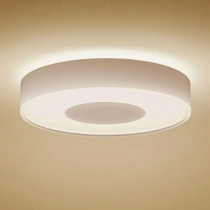 Philips Hue LED-Deckenleuchte rund White & Color Ambiance Infuse M - 33,5 W, Ø x H: 38,1 x 8,4 cm, Weiß, Mehrfarbig - Nahaufnahme einer modernen, runden LED-Deckenleuchte mit hellem Licht.