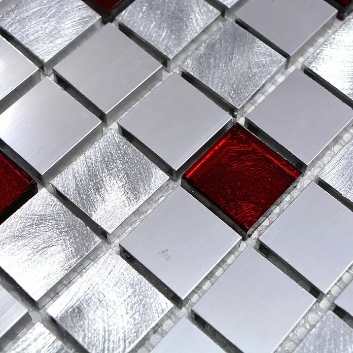 Mosaikfliese Quadrat ALF O301F - 30 x 30 cm, Silber, Matt - Detailaufnahme eines Mosaiks mit silbernen und roten Quadratelementen, ideal für moderne Wandgestaltungen.