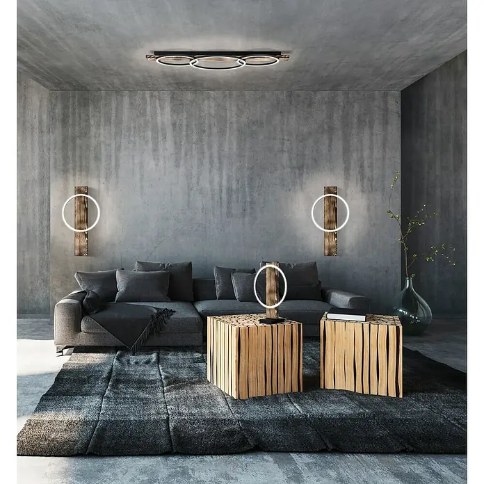 Eglo Boyal Plafón LED - 37,5 W, 101 x 40 x 9,5 cm, Madera/Claro, Blanco cálido, Número de bombillas: 3 ud. - Salón moderno con sofá gris, taburetes de madera y lámparas de anillo decorativas. Los detalles de madera y el diseño minimalista crean un ambiente elegante.