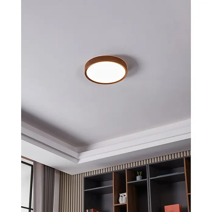 Eglo LED-Deckenleuchte rund MUSURITA - 19,5 W, Ø x H: 340 mm x 6 cm, Holz, Warmweiß - Deckenleuchte mit Holzrahmen. Die runde Lampe mit einer weißen Abdeckung hängt an einer Decke und sorgt für angenehme Beleuchtung.