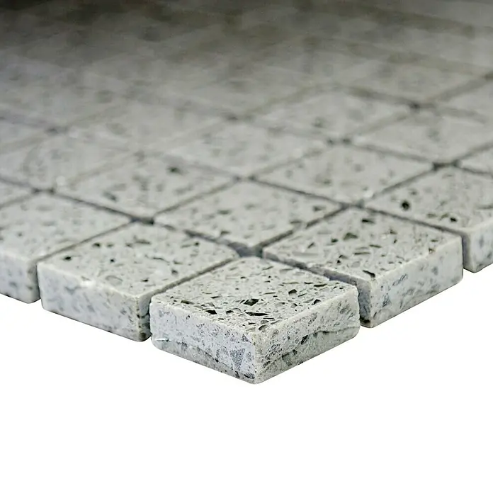 Mosaikfliese Quadrat Artifical XCM ASM23 - 30,5 x 30,5 cm, Grau, Glänzend - Nahaufnahme von grauen quadratischen Fliesen mit gesprenkelter Textur, ideal für moderne Innenräume.
