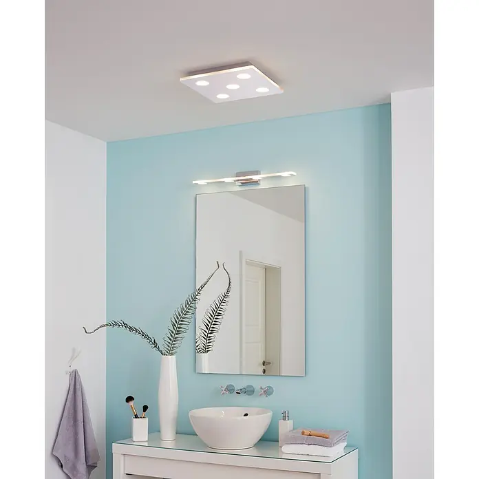 Eglo LED-Spiegelleuchte Cabus - 16 W, L x B x H: 58 x 11,5 x 4,5 cm, Warmweiß - Deckenleuchte mit sechs runden Lichtpunkten in einem Badezimmer mit hellblauen Wänden. Das Licht erhellt den Raum und die darunterliegenden Objekte.
