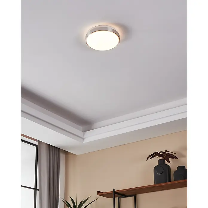 Eglo LED-Wand- & Deckenleuchte Competa 1 - 22 W, Weiß/Silber, 245 mm - Runde Deckenleuchte mit schlichtem Design. Die Lampe ist weiß und hat einen silbernen Rand. Sie ist an einer weißen Decke montiert.
