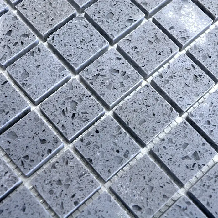 Mosaikfliese Quadrat Artifical XCM ASM23 - 30,5 x 30,5 cm, Grau, Glänzend - Nahaufnahme von quadratischen Mosaikfliesen in Grautönen, die eine interessante Textur und ein modernes Design aufweisen.