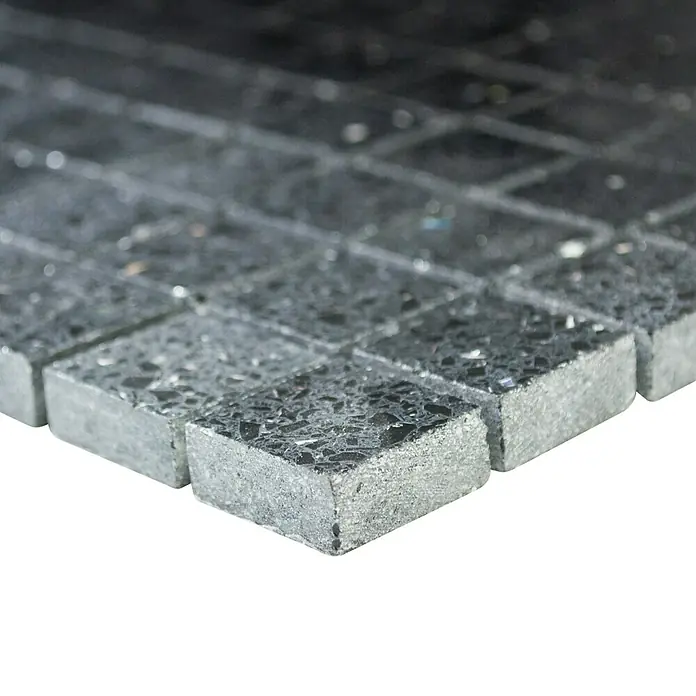 Mosaikfliese Quadrat Artifical XCM ASM22 - 30,5 x 30,5 cm, Schwarz, Glänzend - Nahaufnahme eines Mosaikfliesenblatts mit kleinen, quadratischen, grau gesprenkelten Glasfliesen, ideal für Küchenrückwände und Badakzente.