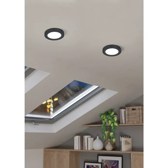 Eglo LED-Einbauleuchte rund FUEVA FLEX - 5,5 W, Ø x H: 11,7 x 0,2 cm, Schwarz, Neutralweiß - Deckenleuchten in einem Dachgeschoss mit hellen Oberlichtern und Einbauregalen.