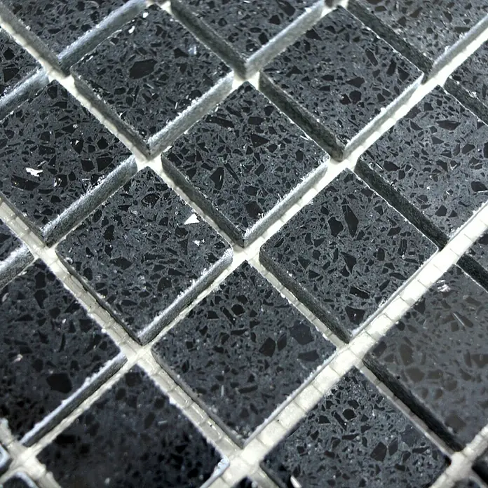 Mosaikfliese Quadrat Artifical XCM ASM22 - 30,5 x 30,5 cm, Schwarz, Glänzend - Nahaufnahme von schwarzen Mosaikfliesen mit kleinen, unregelmäßigen Mustern, die ein elegantes und modernes Design bieten.