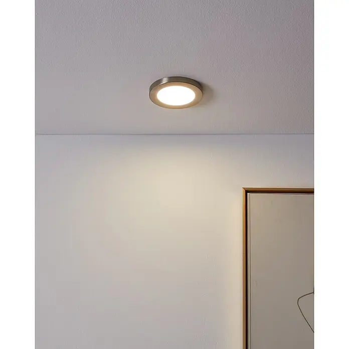 Eglo LED-Einbauleuchte rund FUEVA FLEX - 5,5 W, Ø x H: 11,7 x 0,2 cm, Nickel-matt, Neutralweiß - Nahaufnahme einer runden Deckenleuchte mit warmem Licht, die einen modernen Raum beleuchtet und eine einladende Atmosphäre schafft.