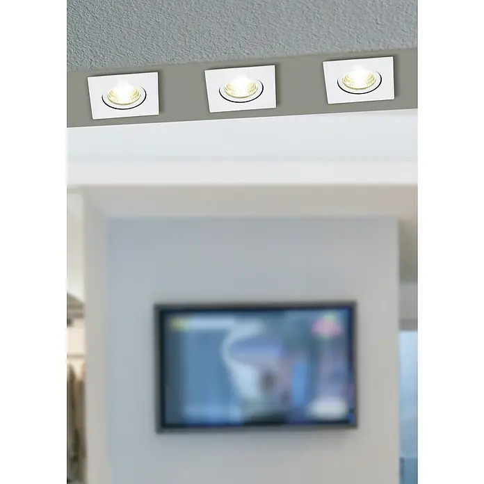 Eglo LED-Einbauleuchte SALICETO - Warmweiß, Weiß, 8,8 x 8,8 x 4,2 cm - Drei quadratische, weiße LED-Deckenspots beleuchten einen Raum mit einem Fernseher an der Wand. Sie bieten modernes, helles Licht.