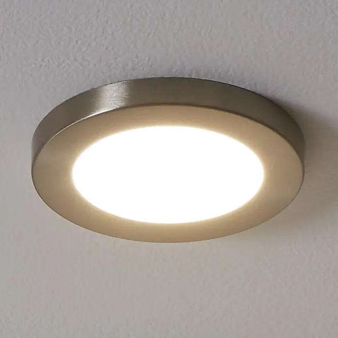 Eglo LED-Einbauleuchte rund FUEVA FLEX - 5,5 W, Ø x H: 11,7 x 0,2 cm, Nickel-matt, Neutralweiß - Nahaufnahme einer runden Deckenleuchte mit gebürstetem Metallrahmen und hellem, diffusem Licht.