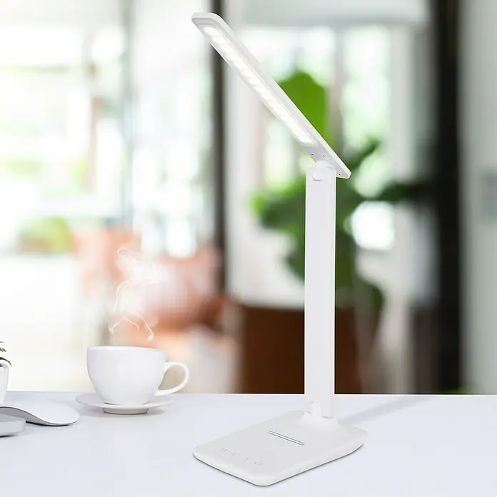 Globo LED-Tischleuchte BULLA - 6 W, L x B x H: 42 x 11,5 x 56,5 cm, Weiß, Sonstige - Schreibtischlampe mit LED-Beleuchtung auf einem Schreibtisch mit Kaffeetasse, für optimale Arbeitsbedingungen.
