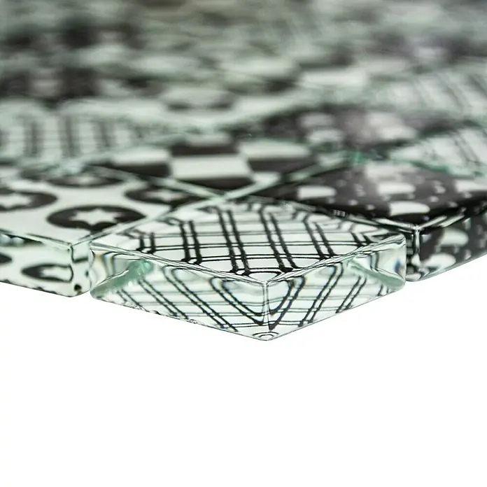 Mosaikfliese Quadrat Crystal Mix XCM 8OP5 - 31,8 x 31,8 cm, Schwarz/Weiß, Glänzend - Nahaufnahme von dekorativen Glasmosaikfliesen mit verschiedenen Schwarz-Weiß-Mustern, die eine einzigartige Textur für Innenräume schaffen.