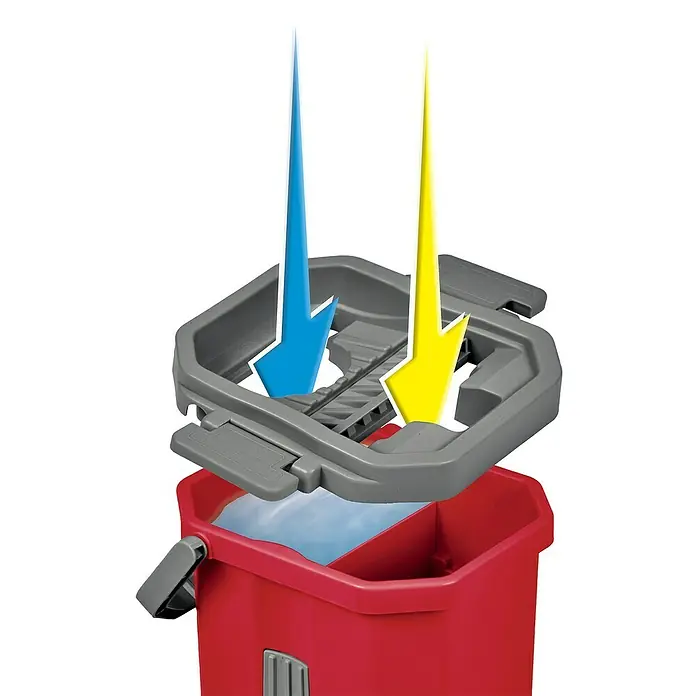 Fregona plana auto limpiable Smart Compact 360 - Microfibra - Primer plano de un cubo de fregona rojo con escurridor gris, resaltado con flechas azules y amarillas que demuestran la función de escurrido.