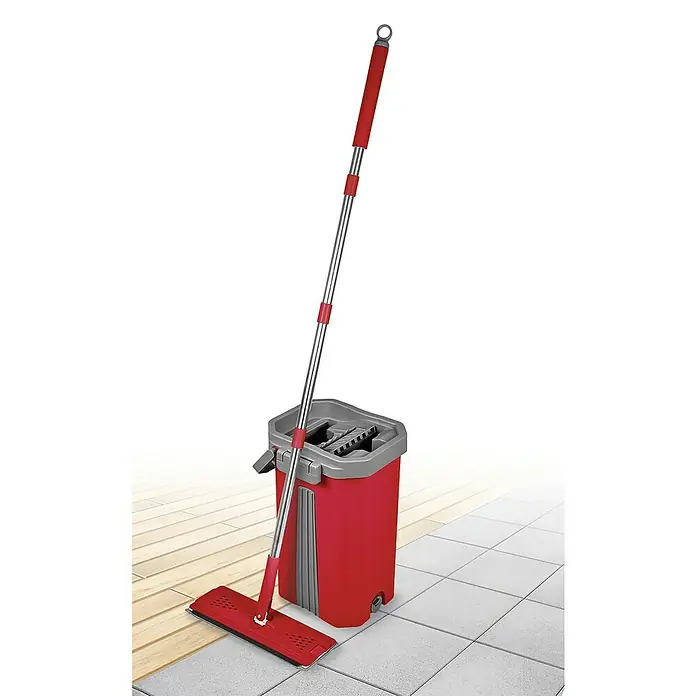 Fregona plana auto limpiable Smart Compact 360 - Microfibra - Un juego de fregona y cubo rojo colocado sobre un suelo mixto de madera y baldosas. Este eficiente juego de limpieza es perfecto para una limpieza rápida y eficaz del suelo.
