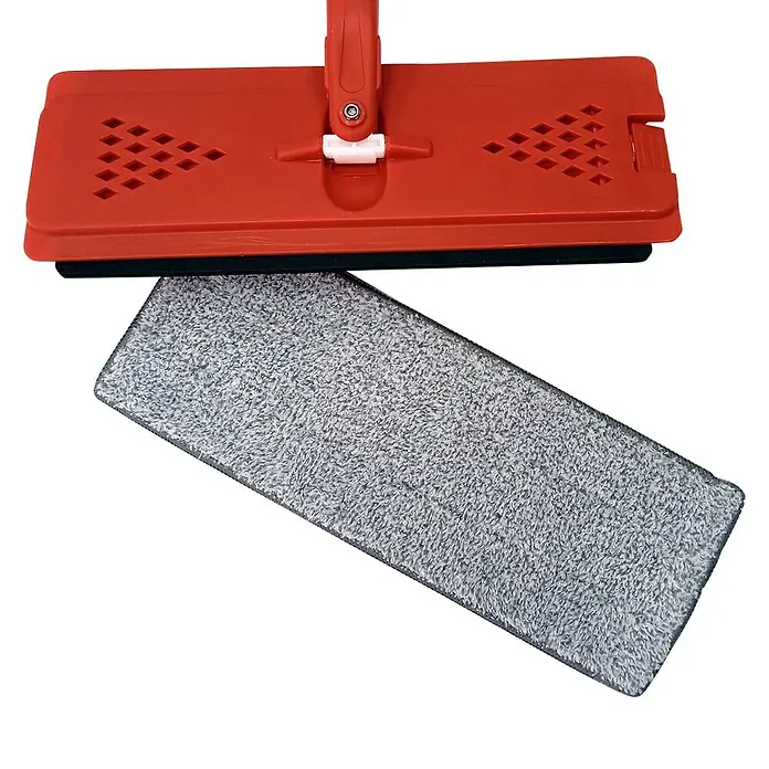 Fregona plana auto limpiable Smart Compact 360 - Microfibra - Una mopa plana roja con una almohadilla de microfibra gris debajo, ideal para la limpieza eficiente de pisos duros.