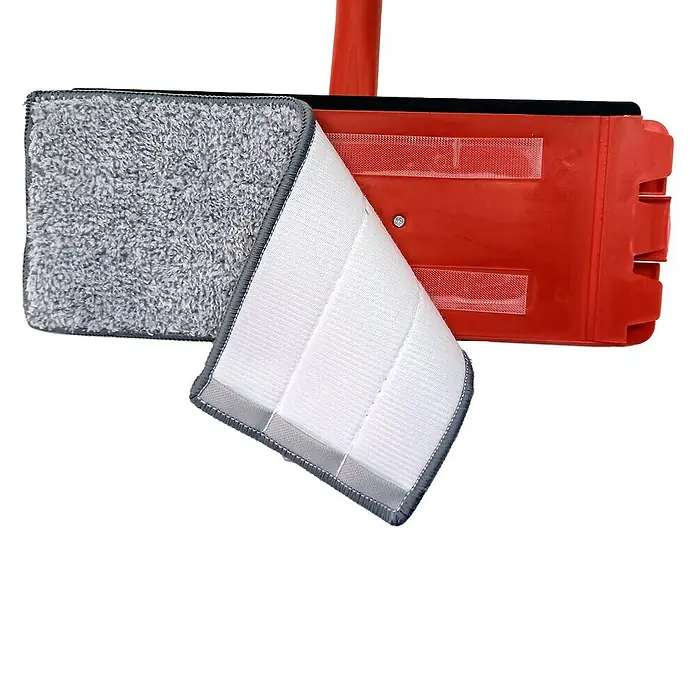 Fregona plana auto limpiable Smart Compact 360 - Microfibra - Imagen del producto de una fregona con una almohadilla de microfibra y cierre de velcro para facilitar la limpieza.