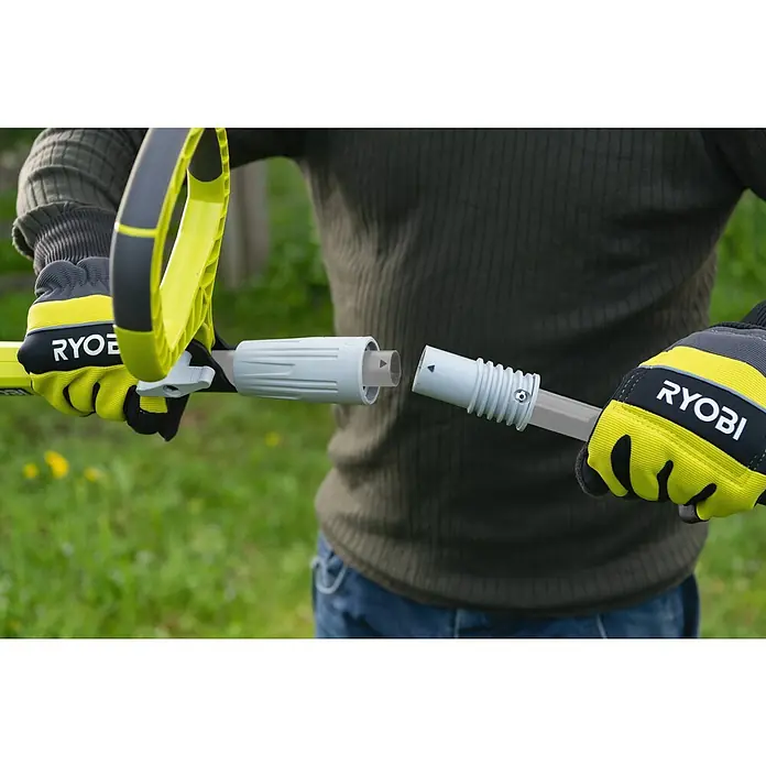 Ryobi Max Power Akku-Hochentaster RY36PP25A-0 - 36 V, Ohne Akku, Schwertlänge: 25 cm, Länge Stiel: 290 cm - Ein Mann schließt ein Ryobi-Gartengerät zusammen, wobei die gelben Handschuhe der Marke hervorstechen.