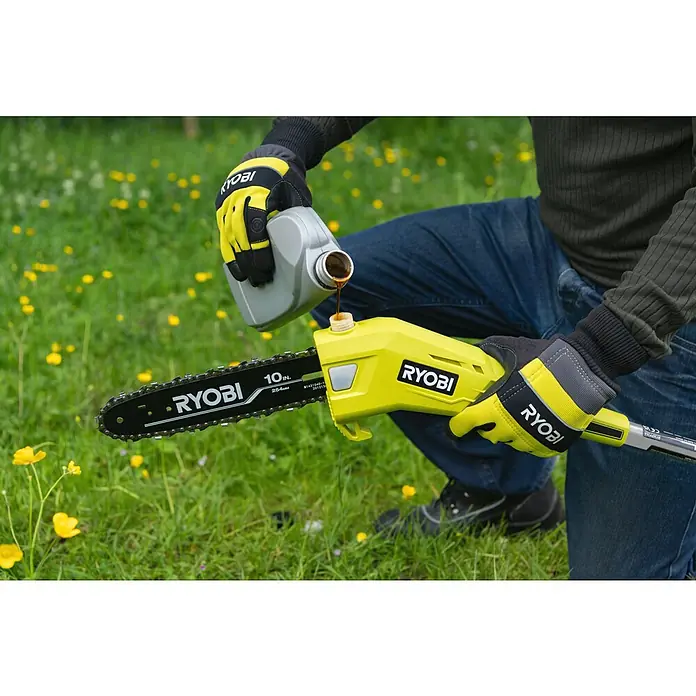 Ryobi Max Power Akku-Hochentaster RY36PP25A-0 - 36 V, Ohne Akku, Schwertlänge: 25 cm, Länge Stiel: 290 cm - Eine Person füllt eine gelbe RYOBI Kettensäge mit Öl. Die Kettensäge ist 25,4 cm lang und wird im Garten verwendet.