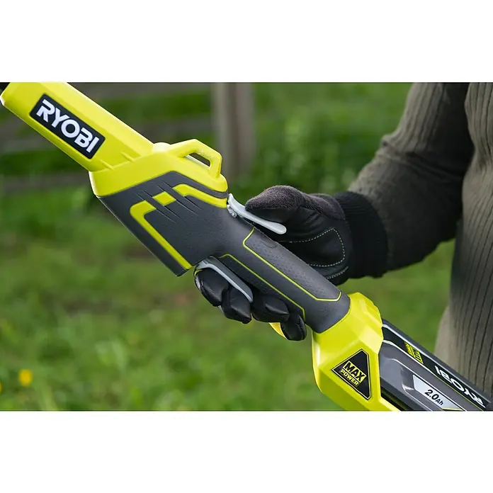 Ryobi Max Power Akku-Hochentaster RY36PP25A-0 - 36 V, Ohne Akku, Schwertlänge: 25 cm, Länge Stiel: 290 cm - Nahaufnahme einer RYOBI Heckenschere, die von einer Person mit Handschuhen bedient wird, wobei der Fokus auf dem Griff und der Marke liegt.