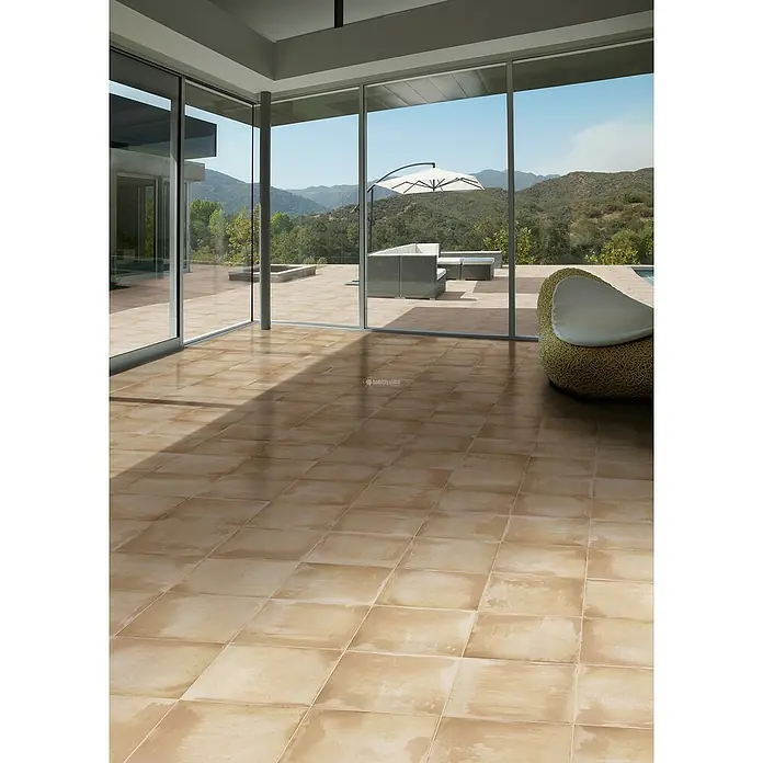 Gecol Mortero seco Multiusos - 25 kg, Gris - Acogedora habitación con baldosas beige en el suelo que crean un ambiente cálido y moderno. Las baldosas complementan perfectamente el interior luminoso.