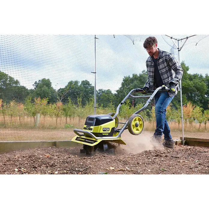 Ryobi Max Power Akku-Bodenhacke RY36CVXA-0 - Anzahl Akkus: Ohne Akku, Li-Ionen - Ein Mann benutzt einen RYOBI-Bodenbearbeiter, um einen Garten umzugraben. Der Bodenbearbeiter ist gelb und schwarz und hat zwei Räder.