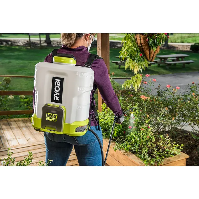 Ryobi Max Power Akku-Drucksprühgerät 36V RY36BPSA-0 - 36 V, Li-Ionen, Ohne Akku, Betriebsdruck: 1,3 bar - 6,4 bar - Eine Frau benutzt einen Ryobi Max Power Rückensprüher im Garten, um Pflanzen zu bewässern. Der Sprüher ist weiß mit grünen Akzenten.