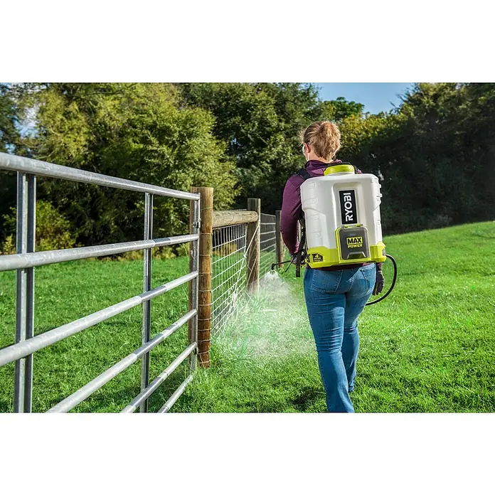 Ryobi Max Power Akku-Drucksprühgerät 36V RY36BPSA-0 - 36 V, Li-Ionen, Ohne Akku, Betriebsdruck: 1,3 bar - 6,4 bar - Frau sprüht mit einem Ryobi Akku-Rückensprüher eine grüne Wiese ab, um Unkraut zu vernichten.