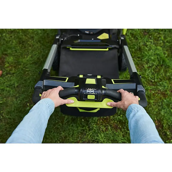 Ryobi Max Power Akku-Rasenmäher RY36LMXSP53A-160 - 36 V, 1 Akku, 6 Ah, Schnittbreite: 53 cm - Blick auf die Hände, die einen Rasenmäher mit Selbstantrieb bedienen, um einen gepflegten Rasen zu erhalten.