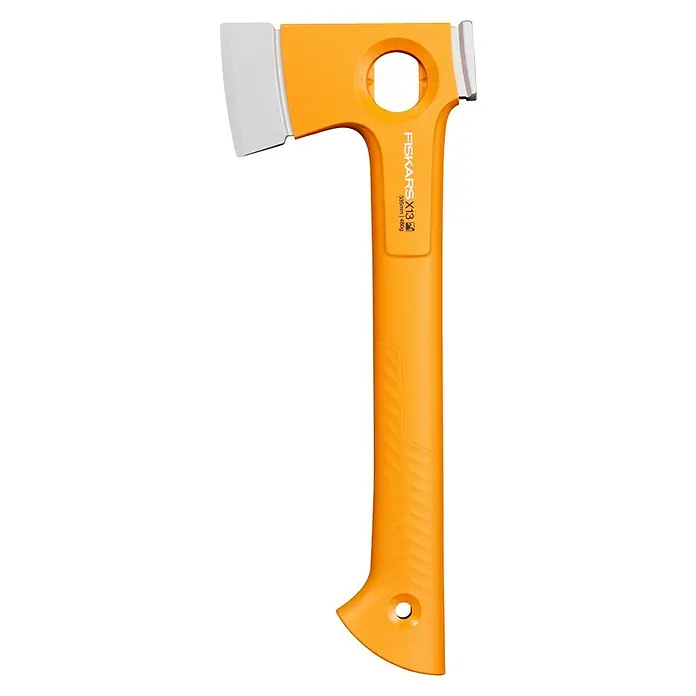 Fiskars X-series Universalaxt X13 - Länge: 33,2 cm - Nahaufnahme einer Fiskars X13 Axt mit orangefarbenem Griff und silberfarbener Klinge, isoliert auf schwarzem Hintergrund.