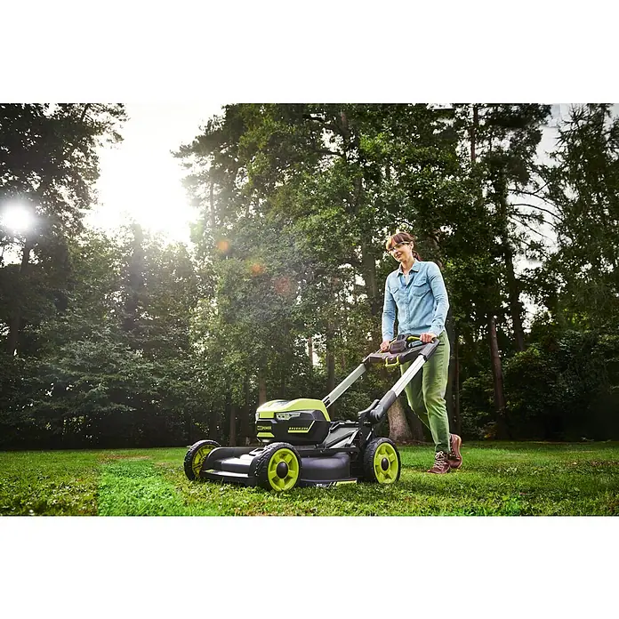 Ryobi Max Power Akku-Rasenmäher RY36LMXSP53A-160 - 36 V, 1 Akku, 6 Ah, Schnittbreite: 53 cm - Eine Frau benutzt einen grünen Rasenmäher auf einem Rasen. Der Rasenmäher ist das Hauptprodukt im Bild.