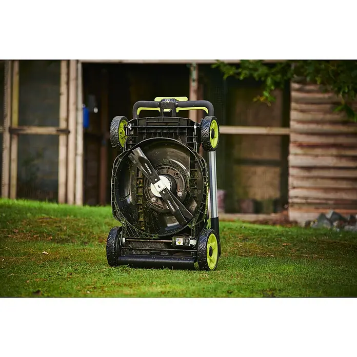 Ryobi Max Power Akku-Rasenmäher RY36LMXSP53A-160 - 36 V, 1 Akku, 6 Ah, Schnittbreite: 53 cm - Nahaufnahme eines umgedrehten Rasenmähers, der die Klingen und das Gehäuse des Geräts zeigt. Perfekt für die Rasenpflege.