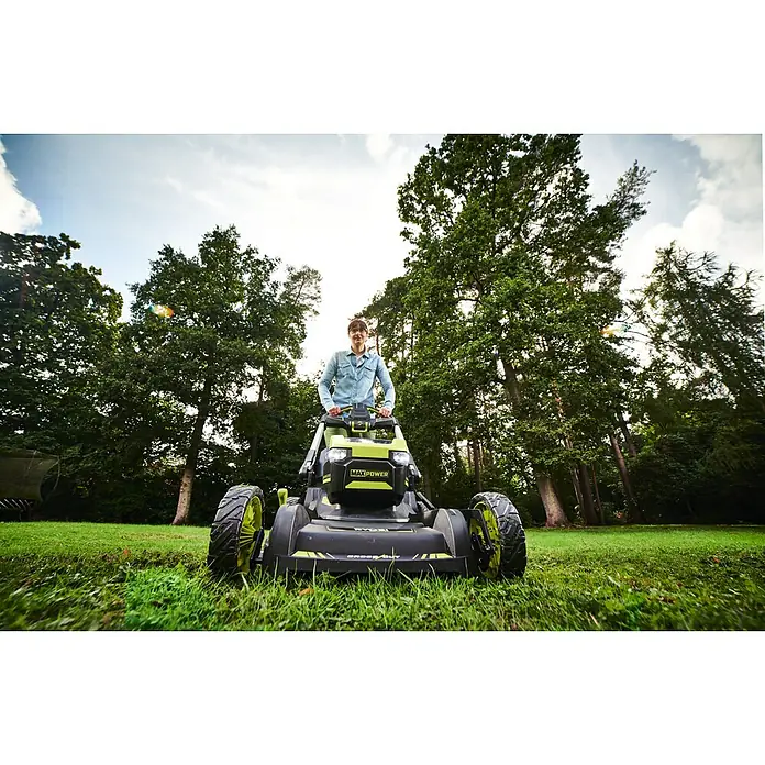 Ryobi Max Power Akku-Rasenmäher RY36LMXSP53A-160 - 36 V, 1 Akku, 6 Ah, Schnittbreite: 53 cm - Frontansicht eines RYOBI MAXPOWER Rasenmähers mit Fahrer, der durch grünes Gras vor Bäumen fährt. Hervorgehoben sind Design und Leistung.