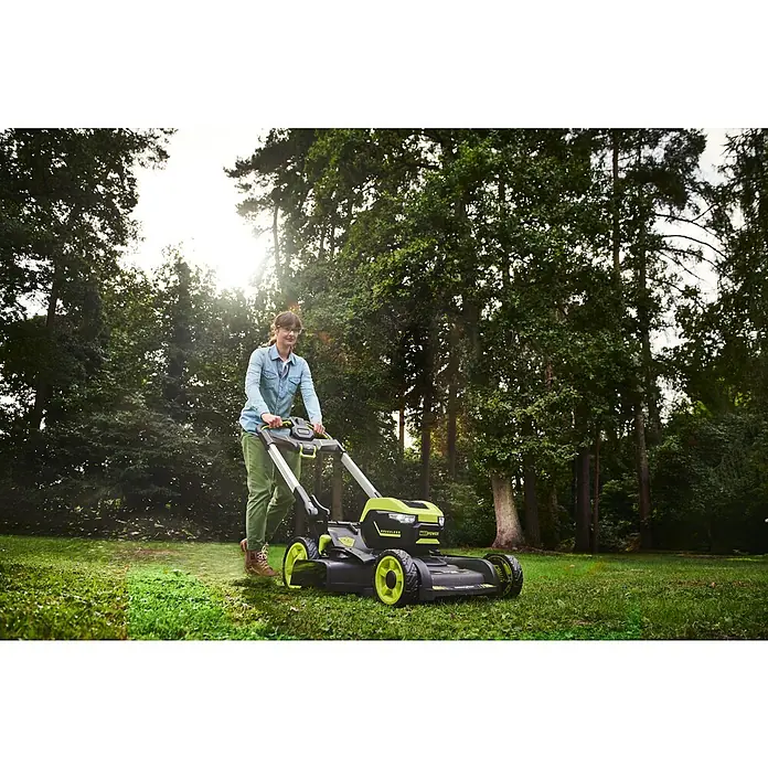 Ryobi Max Power Akku-Rasenmäher RY36LMXSP53A-160 - 36 V, 1 Akku, 6 Ah, Schnittbreite: 53 cm - Eine Frau bedient einen kabellosen Rasenmäher im Freien. Der Rasenmäher ist schwarz und limettengrün. Er ist kabellos und einfach zu bedienen.
